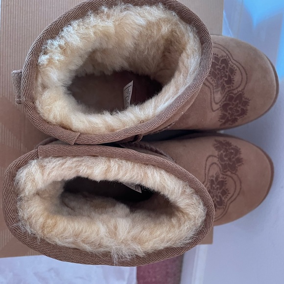 ❌SOLD❌UGG CLASSIC MINI KIMONO. With design. - Picture 9 of 9